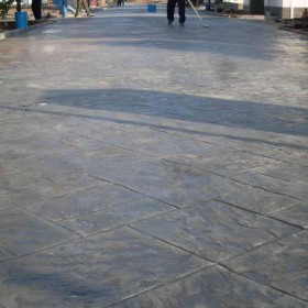 重慶萬州區(qū)壓花地坪   彩色壓紋地坪 彩色壓模地面 水泥壓印地坪材料  壓花地坪材料廠家  藝術(shù)壓花地坪強(qiáng)化劑   廠家免費指導(dǎo)施工