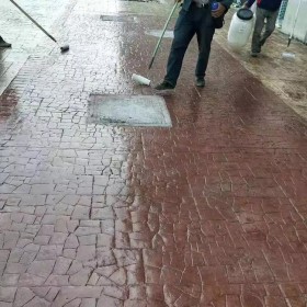玉溪市 彩色壓膜混凝土  壓印混凝土材料廠家 藝術(shù)壓花地坪單價 壓花地坪材料廠家批發(fā) 廠家免費施工指導(dǎo)免費送貨